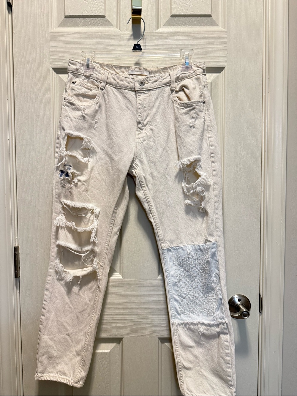 Zara Off White Distressed women’s Jeans with Patch Detail